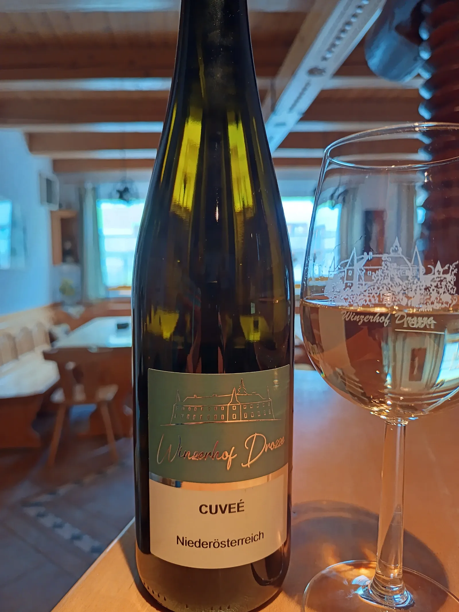 Flasche Cuvée mit graviertem Weinglas