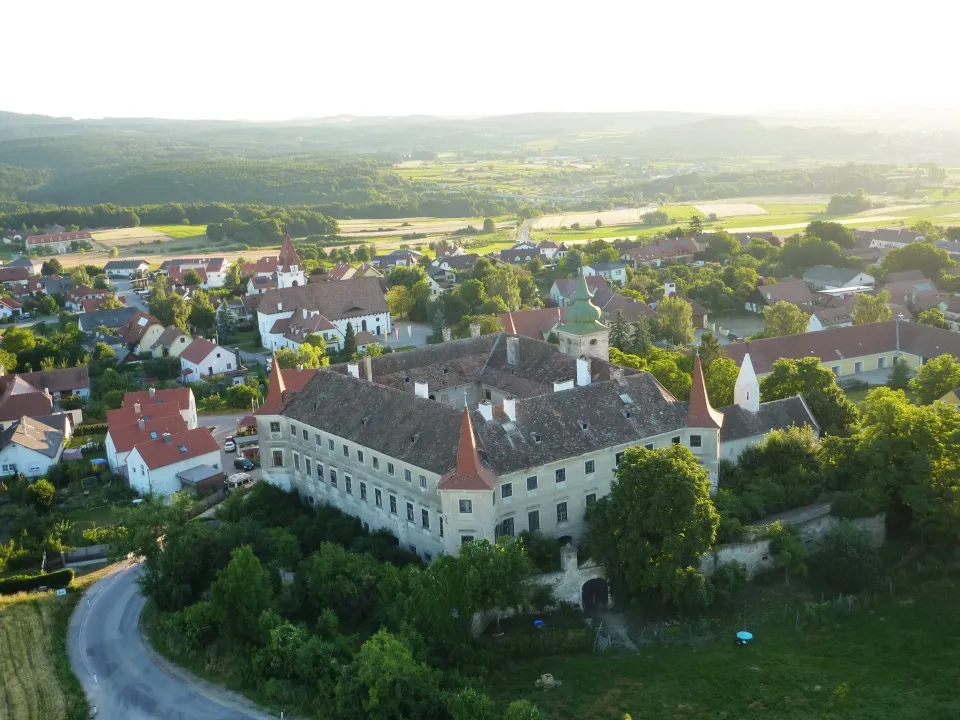 Schloss Droß und der Ortskern aus der Luft